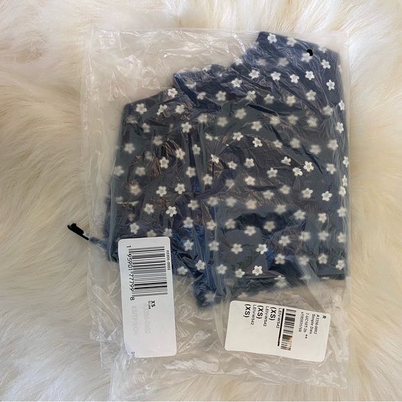 Levi’s Deliah Smocked Cami - Picture 4 of 9